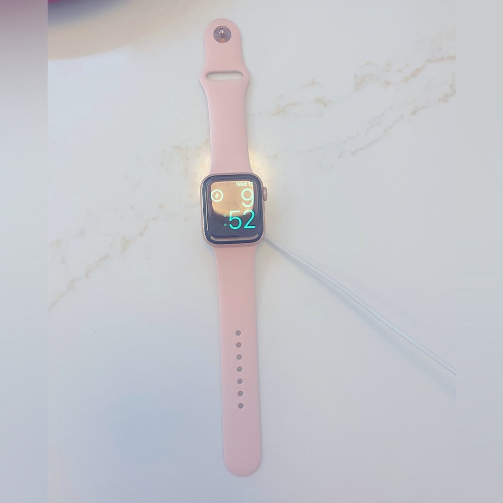 Series 4 Apple Watch with light pink silicone watch straps.